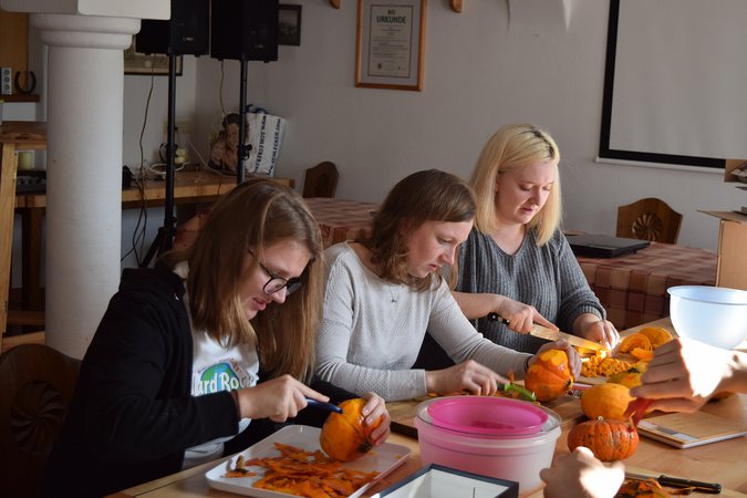 Damenspendenbasteln für Dirndlball 2023